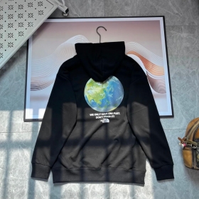 Черное худи TNF с принтом планеты Земля сзади и логотипом бренда