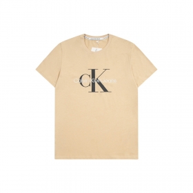 Базовая бежевая Calvin Klein футболка выполнена из натурального хлопка