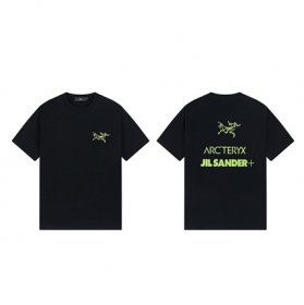 Хлопковая чёрная футболка с фирменной эмблемой от бренда Arcteryx 