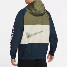 Разноцветная ветровка от бренда Nike с с логотипом на груди и спине