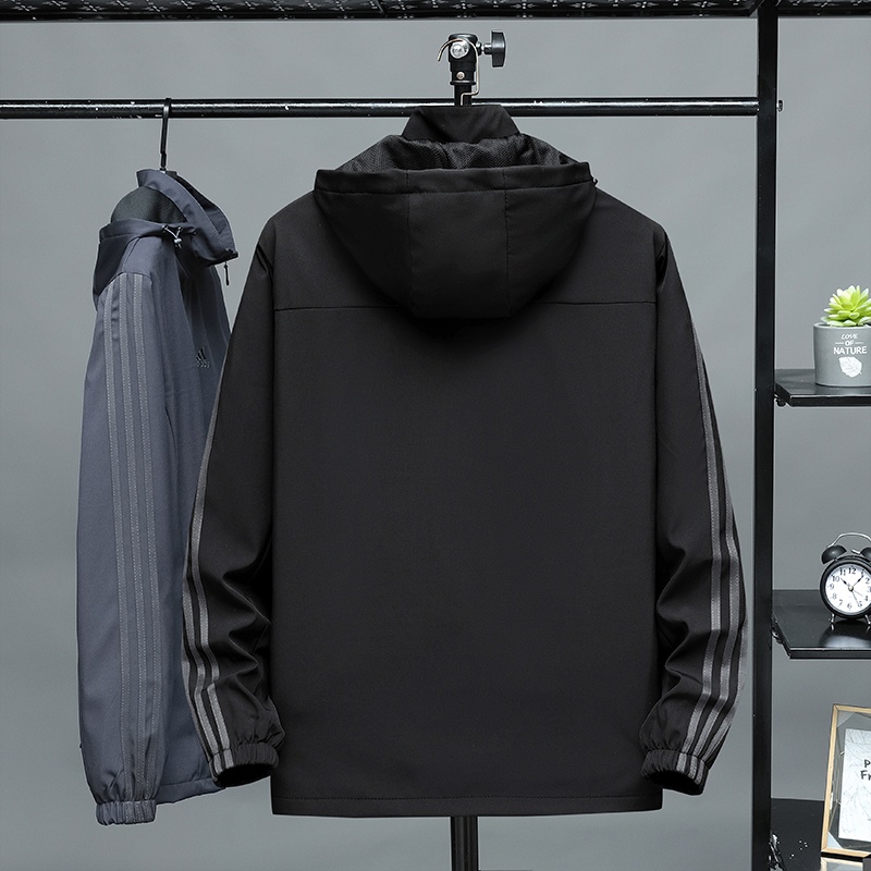 Чёрная куртка Adidas выполнена из 100% полиэстера со съёмным капюшоном