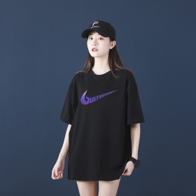Однотонная чёрная футболка Nike с фиолетовой надписью на груди
