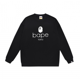 Черный однотонный свитшот с названием бренда Bape спереди