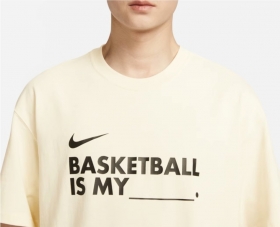 Однотонная молочного цвета футболка от бренда Nike