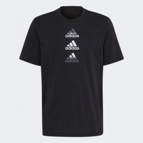 Спортивная чёрная бренда Adidas футболка выполнена из хлопка