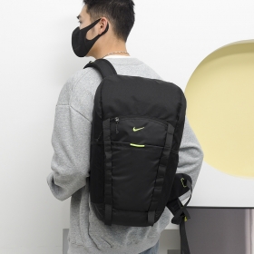 Nike рюкзак в черном цвете на молнии с застежкой фиксатором