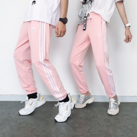 Стильные розового-цвета спортивки с карманами от бренда Adidas