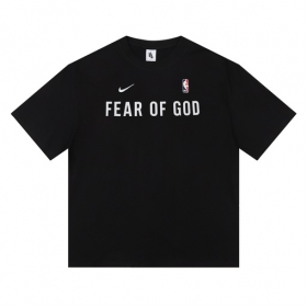 От бренда Nike чёрного-цвета футболка с надписью "Fear of God"