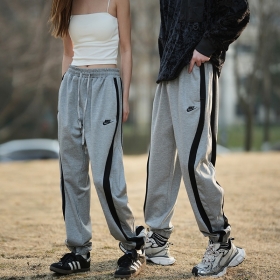 Nike с карманами на молнии штаны выполнены в сером цвете