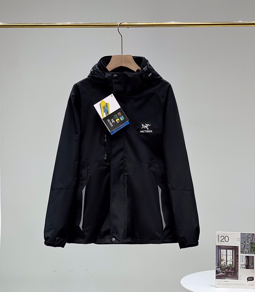 Чёрная куртка Arcteryx с флисовой олимпийкой в комплекте