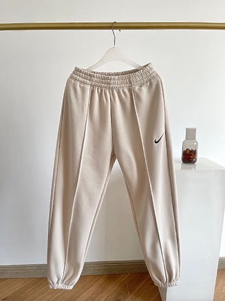 Бежевые спортивки Nike Swoosh классические