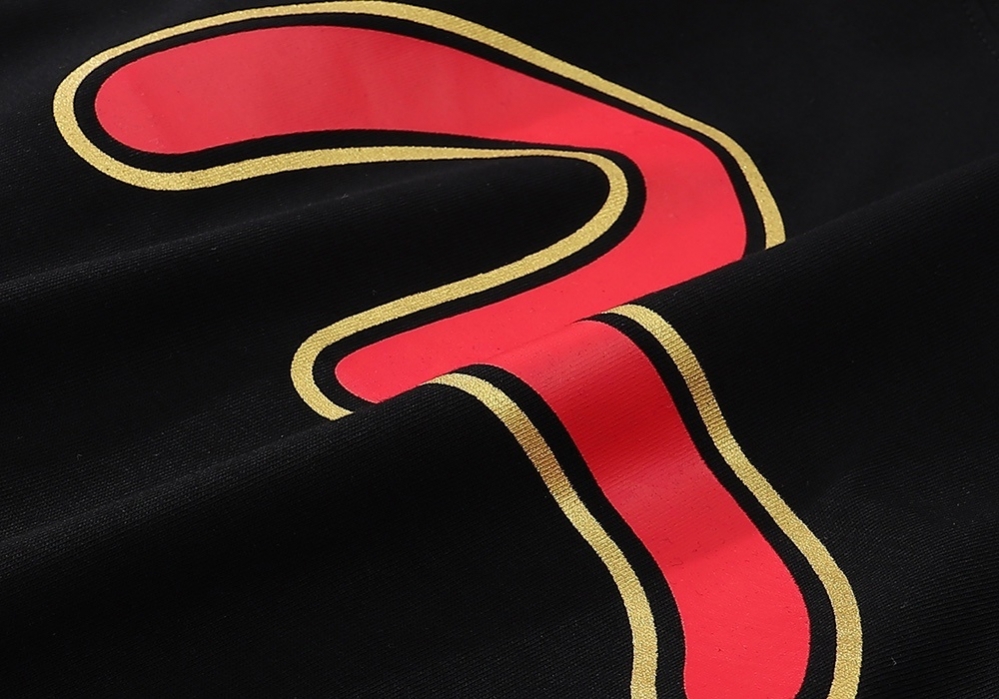 Чёрная Evisu с красным логотипом футболка из натурального хлопка