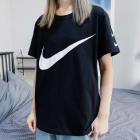 Чёрная удлинённая футболка с крупным логотипом Nike