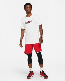 Практичная модель футболки Nike в белом цвете с лого на груди