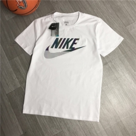 Стильная с фирменным принтом Nike белая футболка оверсайз