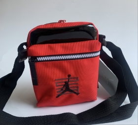 Красная с логотипом Jordan сумка на плечо выполнена из полиэстера
