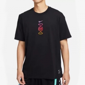 С ярким принтом футболка от бренда Nike в черном цвете