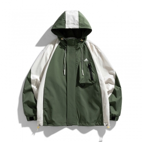 Adidas зелёно-белая объёмная куртка выполнена из полиэстера