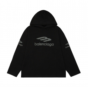 Трендовое худи Balenciaga выполнено в черном цвете