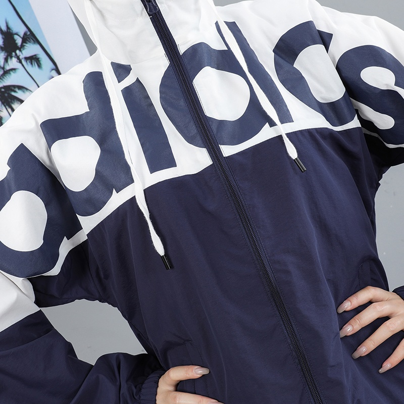 Стильная тёмно-синяя куртка Adidas с капюшоном и логотипом на груди