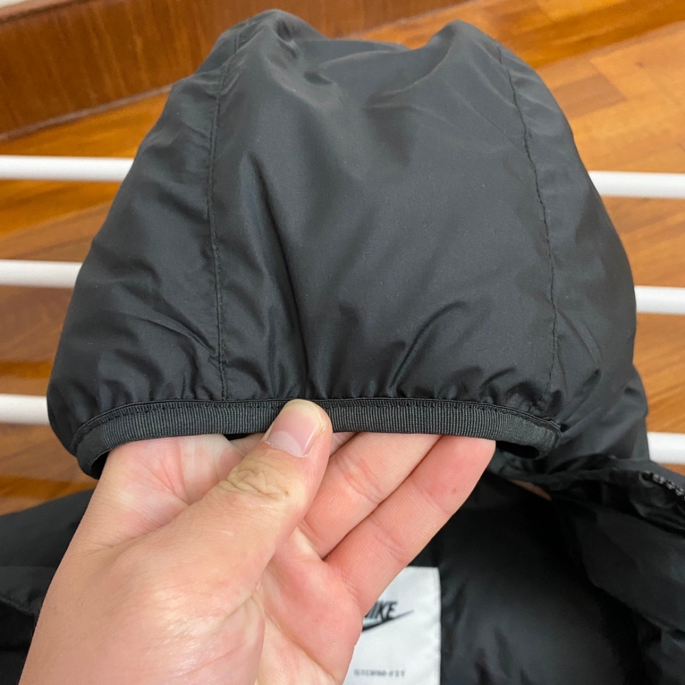 Чёрный пуховик с капюшоном Nike Swoosh удлиненный