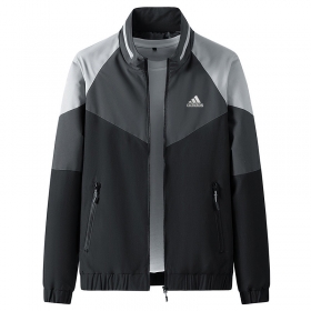Спортивная чёрная куртка Adidas с серыми плечами и воротником стойка