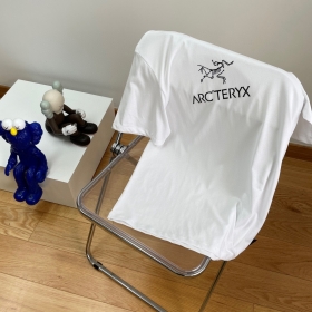 Унисекс белая хлопковая футболка  Arcteryx с логотипом бренда спереди