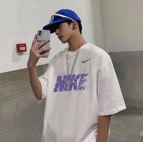 Оверсайз белая хлопковая футболка с фиолетовым лого Nike