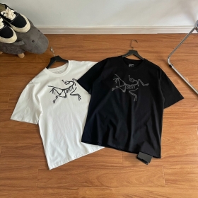 Хлопковая футболка Arcteryx черного цвета с лого бренда спереди
