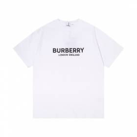 Белого цвета футболка от бренда BURBERRY с коротким рукавом