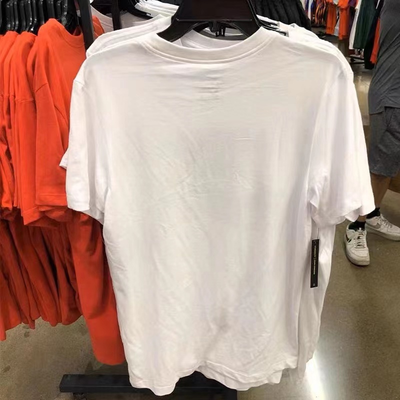 Длинная белая свободного кроя футболка Nike со спущенным плечом