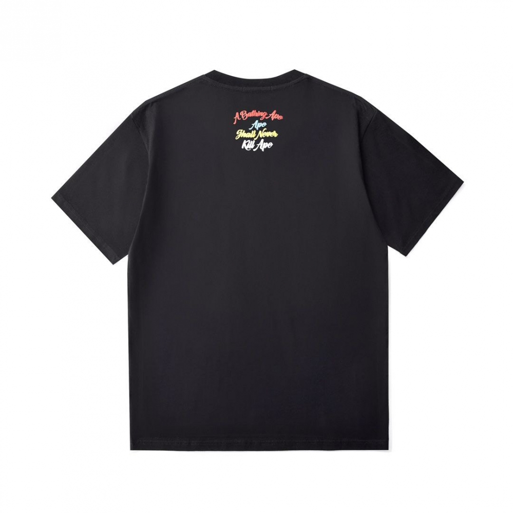 Унисекс чёрная футболка от Bape с разноцветным названием бренда