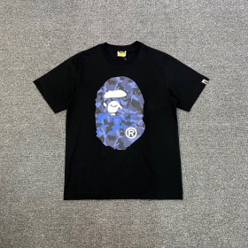 Чёрная хлопковая футболка A Bathing Ape с синим фирменным брендингом