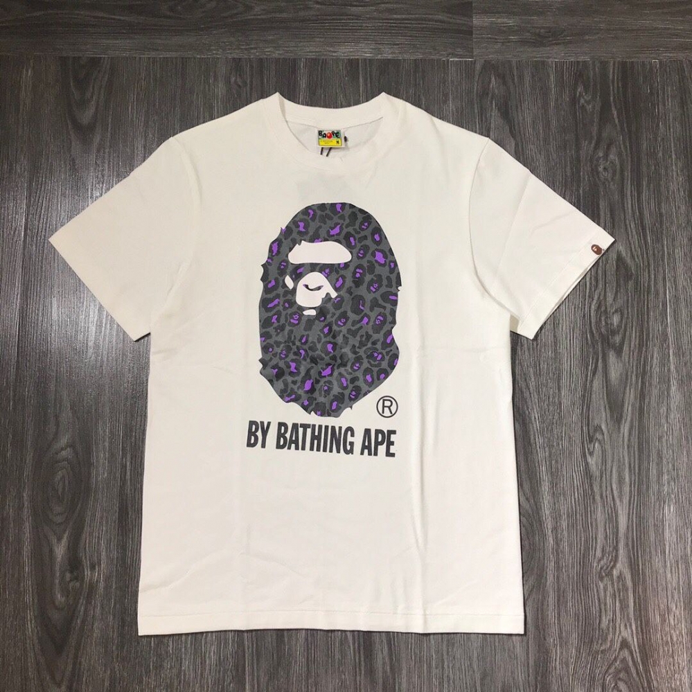 Белая унисекс футболка Bape с фирменной серой обезьяной на груди