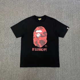 Чёрная футболка от Bape с красной камуфляжной головой обезьяны спереди