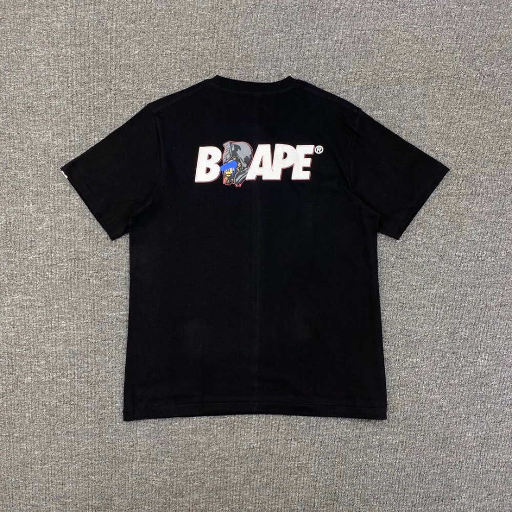 Чёрная футболка фирмы Bape с белым брендингом на груди и надписью
