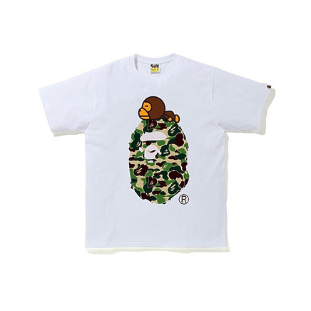 Bape белая футболка с камуфляжным рисунком и обязьянкой на нём спереди