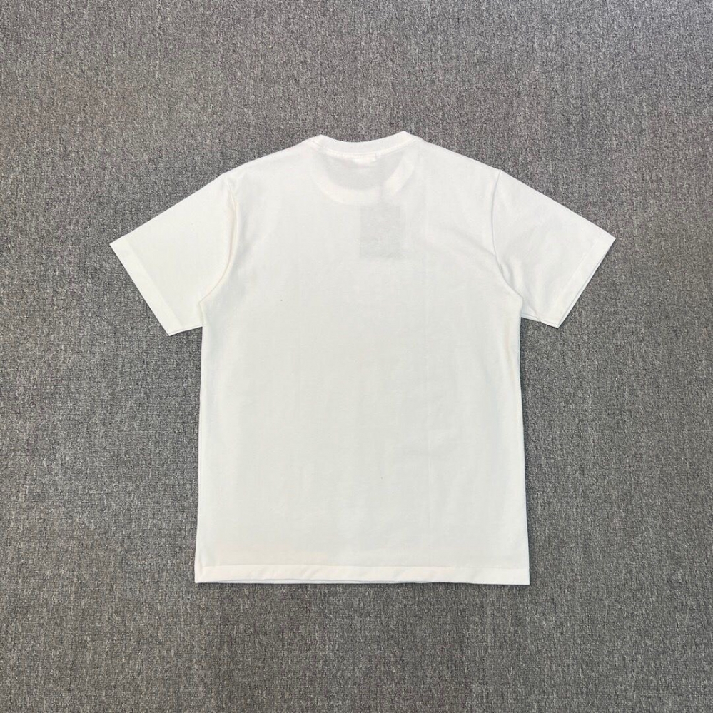 Классическая белая футболка от Bape с узнаваемым принтом на груди