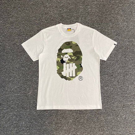 Белая футболка Bape с камуфляжной головой обезьяны на груди 