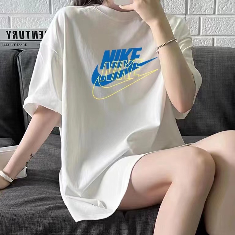 Белая удлинённая с голубым лого Nike футболка со спущенным рукавом