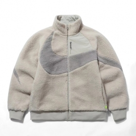 Бежевая куртка-шерпа Nike Swoosh с эластичными манжетами на рукавах