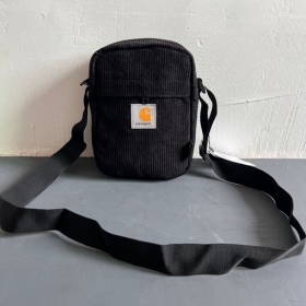 Вельветовая чёрного-цвета сумка на плечо Carhartt с широким ремешком