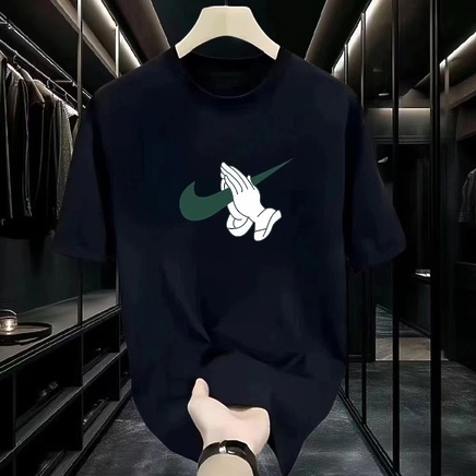 Nike футболка выполнена в черном цвете с принтом на груди