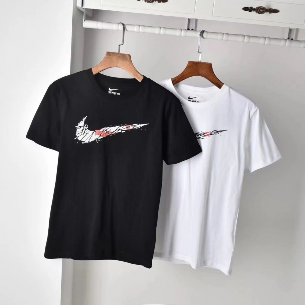 Однотонная чёрная с логотипом от Nike футболка с коротким рукавом
