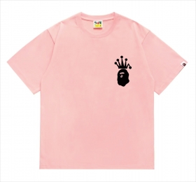 Эффектная модель от бренда BAPE розового цвета футболка