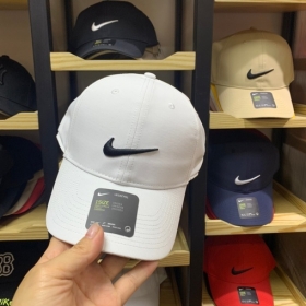 Универсальная белая кепка с лого Nike и регулировкой на липучке