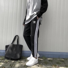 Хлопковые чёрные спортивки Adidas с боковыми полосками