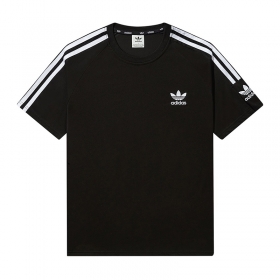 Комфортная Adidas футболка в черном цвете с лого на груди