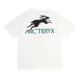 Универсальная белая футболка с логотипом Arcteryx и принтом "Заяц"