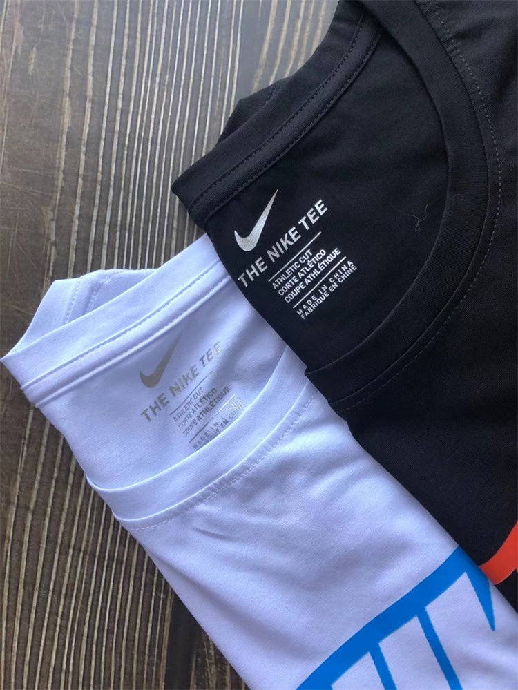 Белая футболка с голубым логотипом Nike на груди с коротким рукавом